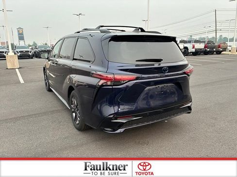 Used 2025 Toyota Sienna XSE w/ XSE Plus Package AWD/4WD image 11