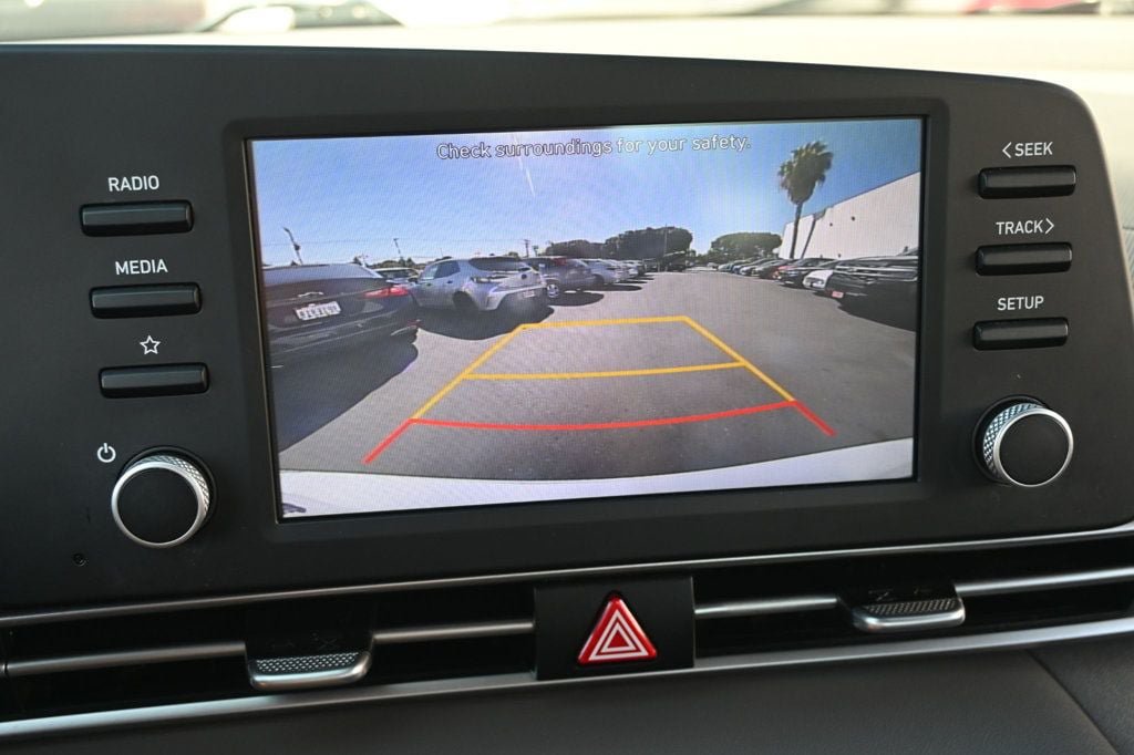 Used 2021 Hyundai Elantra SE FWD image 14