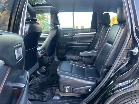 Used 2018 Toyota Highlander XLE image 11