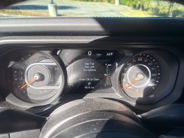 Used 2025 Jeep Gladiator Sport AWD/4WD image 12