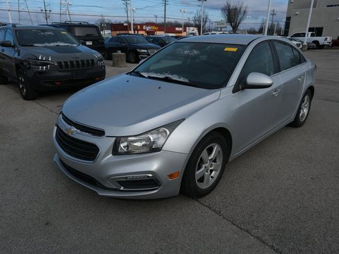 Used 2016 Chevrolet Cruze LT w/ Technology Package image 4