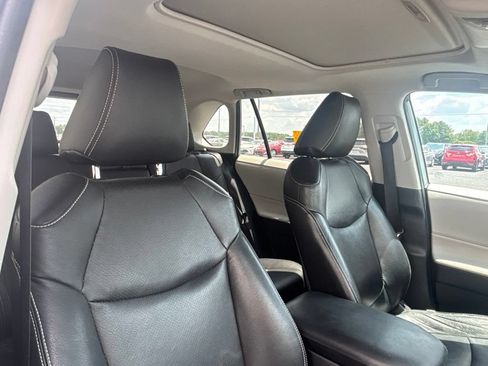 Used 2019 Toyota RAV4 XLE w/ Convenience Package FWD image 18