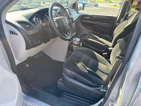 Used 2018 Dodge Grand Caravan SE w/ UConnect Hands-Free Group FWD image 3