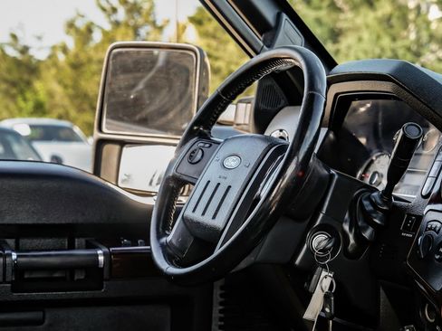 Used 2009 Ford F250 Lariat image 13