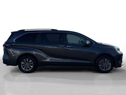 Used 2025 Toyota Sienna XLE image 6