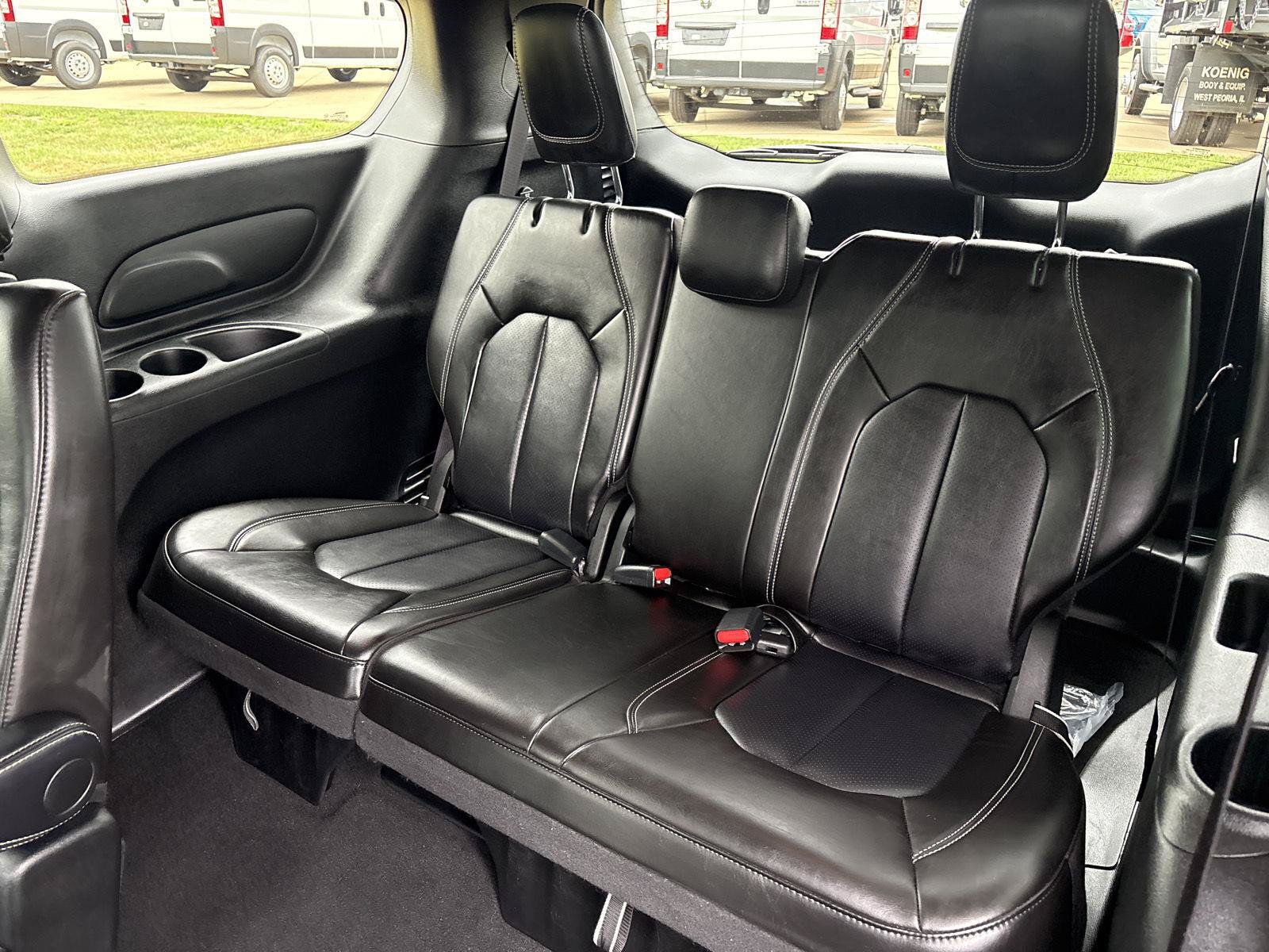 Used 2026 Chrysler Pacifica Select FWD image 11