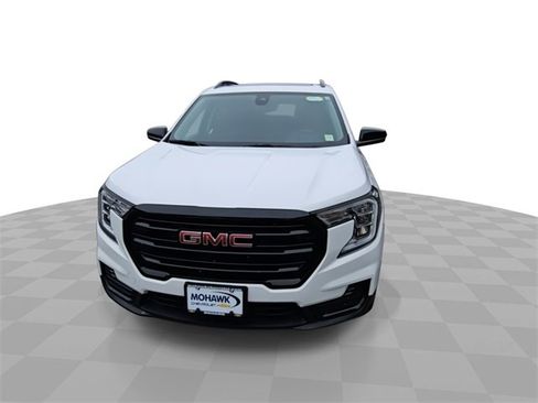 Certified 2023 GMC Terrain SLE w/ Driver Convenience Package image 3