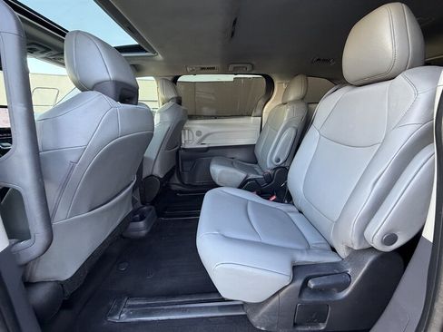 Used 2022 Toyota Sienna XLE FWD image 29