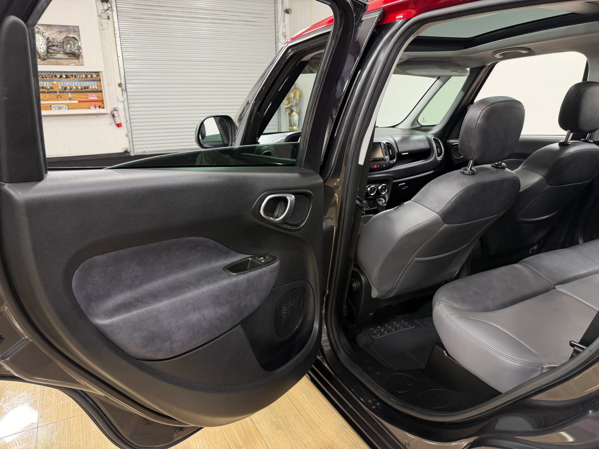 Used 2017 FIAT 500L Trekking w/ Dual-Pane Sunroof Package FWD image 15