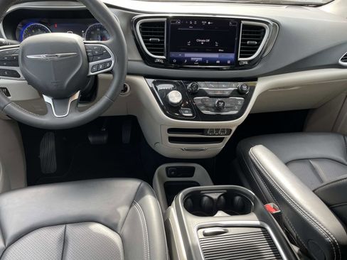 Used 2023 Chrysler Pacifica Touring-L FWD image 13
