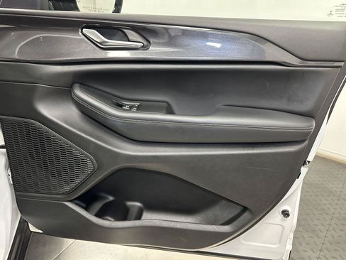 Used 2023 Jeep Grand Cherokee Altitude AWD/4WD image 37