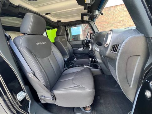 Used 2017 Jeep Wrangler Unlimited Sahara AWD/4WD image 19