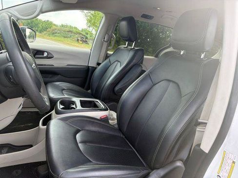 Certified 2024 Chrysler Pacifica Touring-L FWD image 10