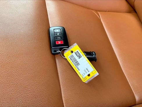 Used 2018 Toyota RAV4 Limited AWD/4WD image 15