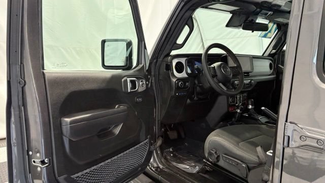 Used 2024 Jeep Wrangler Unlimited AWD/4WD image 31