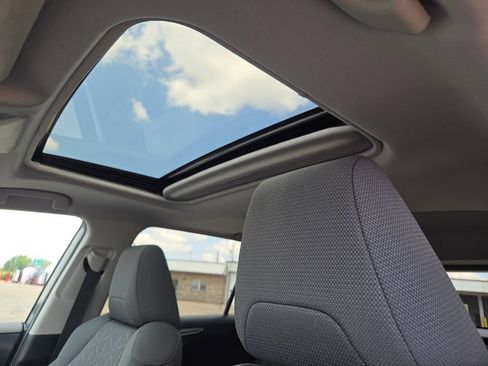 Used 2022 Toyota RAV4 XLE w/ Convenience Package FWD image 9