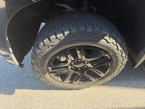 Used 2021 Chevrolet Silverado 1500 LT Trail Boss w/ Convenience Package II AWD/4WD image 2