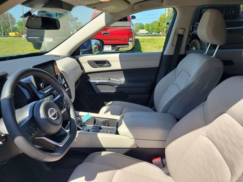 Used 2025 Nissan Pathfinder SV image 12