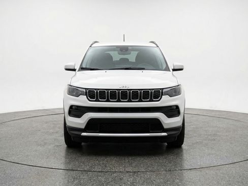 Used 2025 Jeep Compass Latitude AWD/4WD image 2