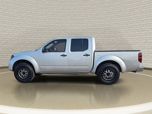 Used 2018 Nissan Frontier SV image 8