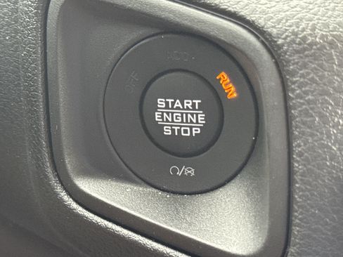 Used 2024 Jeep Gladiator Sport AWD/4WD image 18