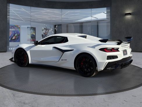 Used 2023 Chevrolet Corvette Z06 w/ Z07 Performance Package RWD image 4