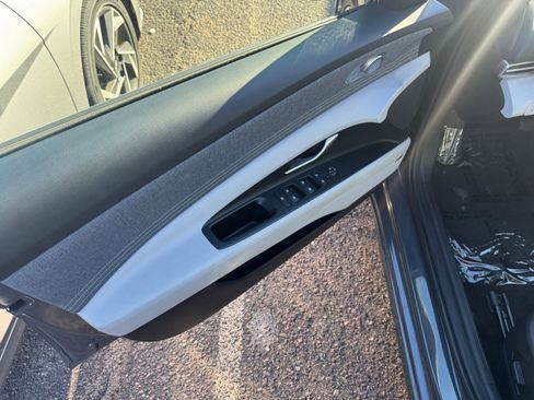 Used 2025 Hyundai Elantra Limited image 20