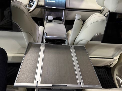 Used 2025 Land Rover Range Rover SV image 7