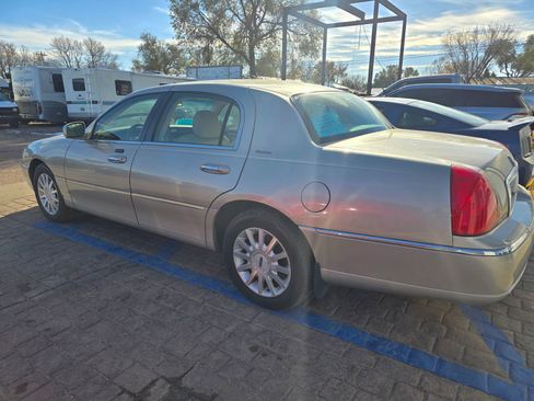 Used 2006 Lincoln Town Car Signature image 6
