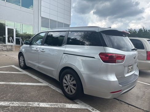 Used 2016 Kia Sedona LX w/ LX Convenience Package FWD image 4