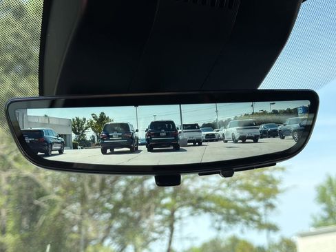 Used 2025 Chevrolet Suburban Premier AWD/4WD image 32