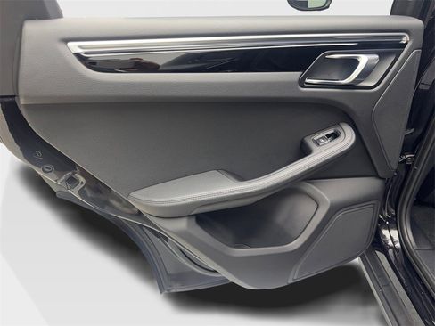 Used 2023 Porsche Macan image 35