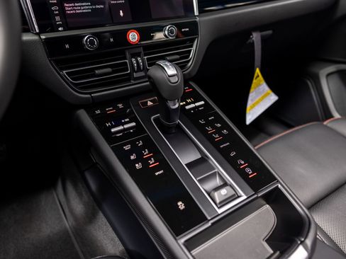 Certified 2025 Porsche Macan AWD/4WD image 30