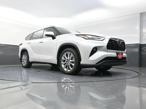 Certified 2025 Toyota Highlander Limited AWD/4WD image 32