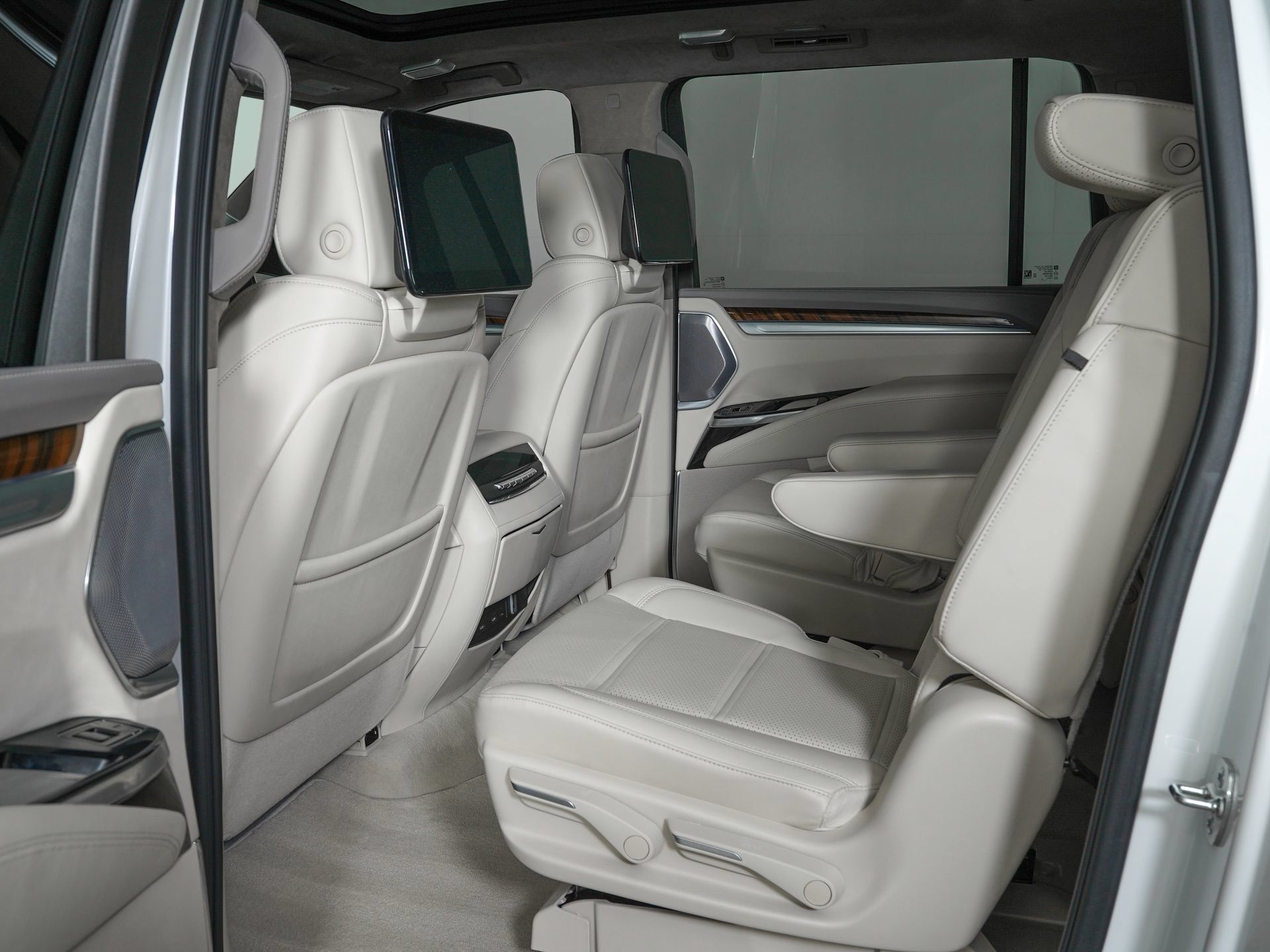 Used 2025 Cadillac Escalade ESV Sport Platinum AWD/4WD image 15