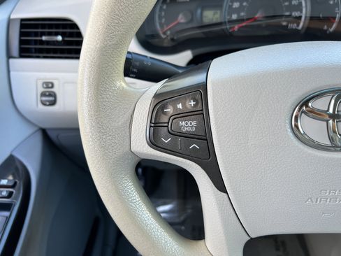 Used 2014 Toyota Sienna LE FWD image 22
