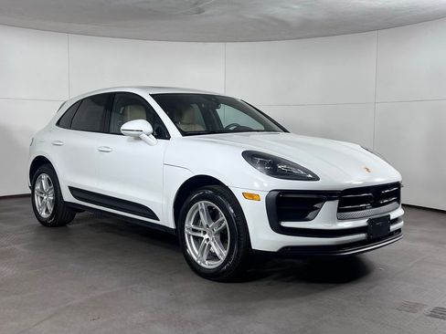 Certified 2025 Porsche Macan AWD/4WD image 9