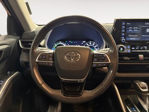 Used 2021 Toyota Highlander XLE FWD image 13