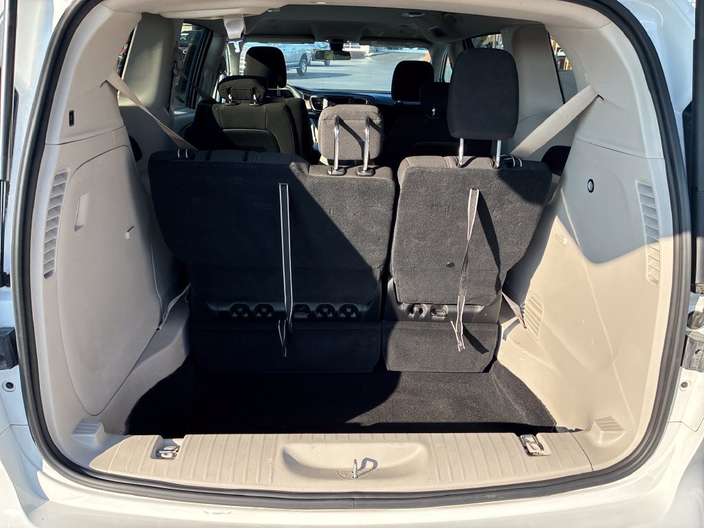 Used 2022 Chrysler Voyager LX FWD image 19