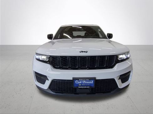 Used 2023 Jeep Grand Cherokee Altitude AWD/4WD image 3