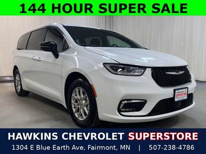 Used 2025 Chrysler Pacifica Select