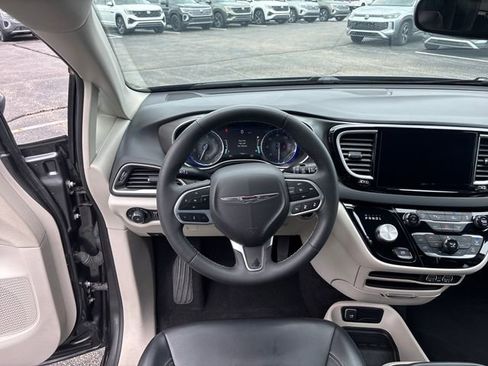 Used 2023 Chrysler Pacifica Touring-L FWD image 13