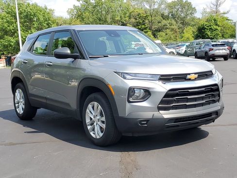 Used 2023 Chevrolet TrailBlazer LS AWD/4WD image 2