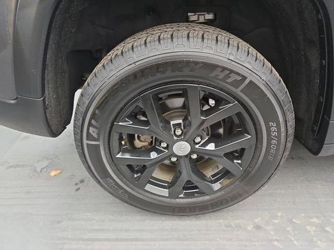 Used 2023 Jeep Grand Cherokee Limited image 20