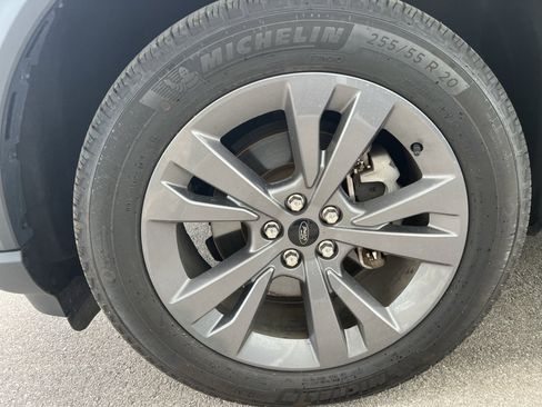 Used 2023 Ford Explorer XLT w/ Equipment Group 202A image 9