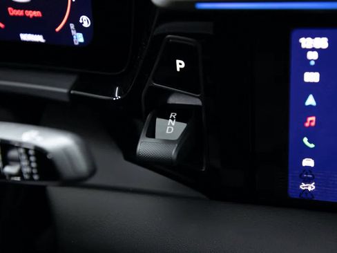 Certified 2025 Porsche Macan Electric image 22