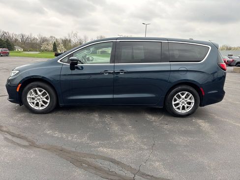 Used 2023 Chrysler Pacifica Touring-L FWD image 5