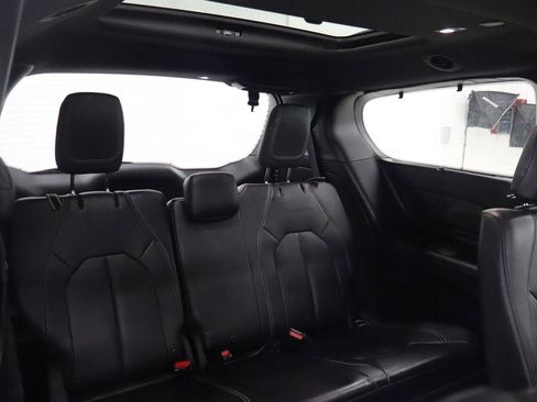 Used 2018 Chrysler Pacifica Touring-L Plus w/ Advanced Safetytec Group FWD image 16