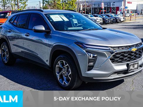 Used 2025 Chevrolet Trax LT w/ LT Convenience Package image 4