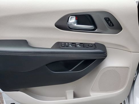 Used 2024 Chrysler Pacifica Touring-L FWD image 15